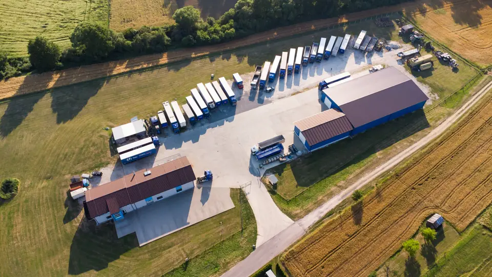 Gelände von oben: Lagerhallen, Werkstatt und Auflieger-Parkplatz