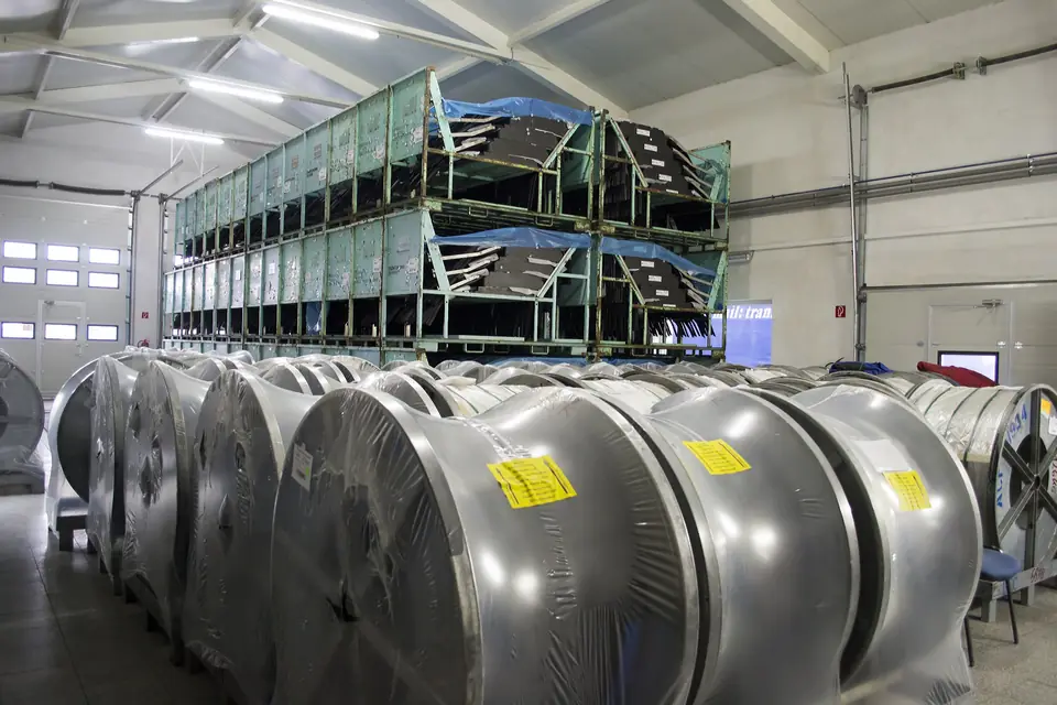 Verpackte Stahlcoils auf Paletten im Lager