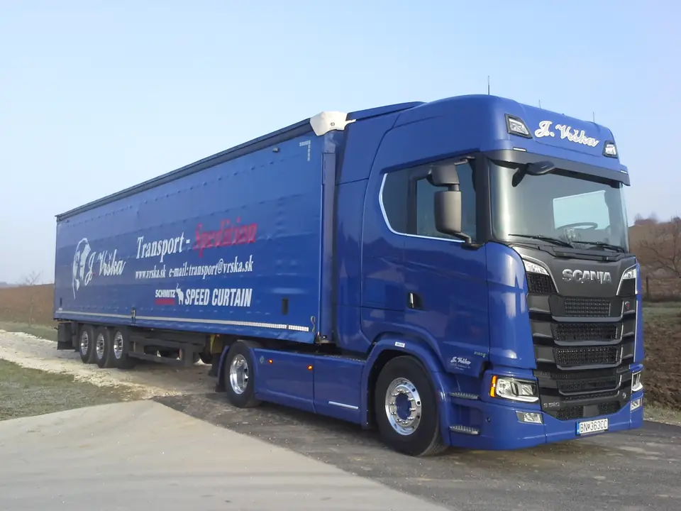 Modrý ťahač Scania S520 s plachtovým návesom Schmitz Speed Curtain značky J. Vrška