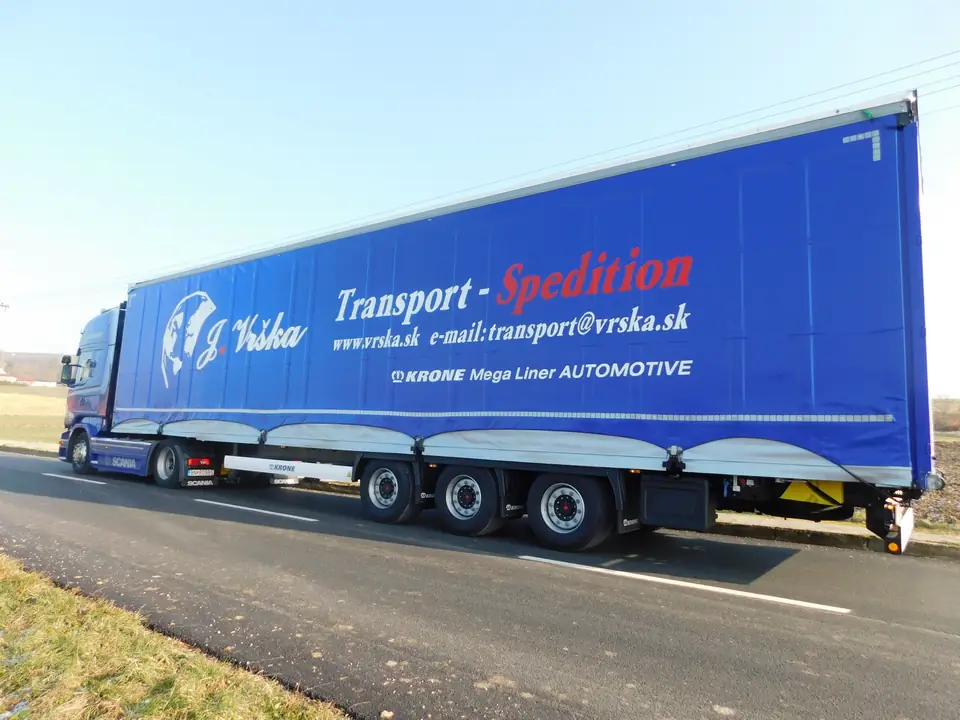 Náves Krone Mega Liner Automotive s logom J. Vrška