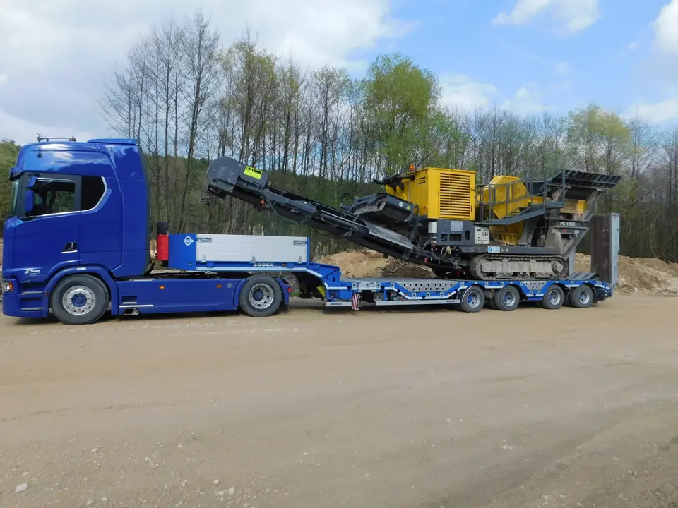 Podvalníková súprava Scania s návesom Bodex prevážajúca pásový stroj