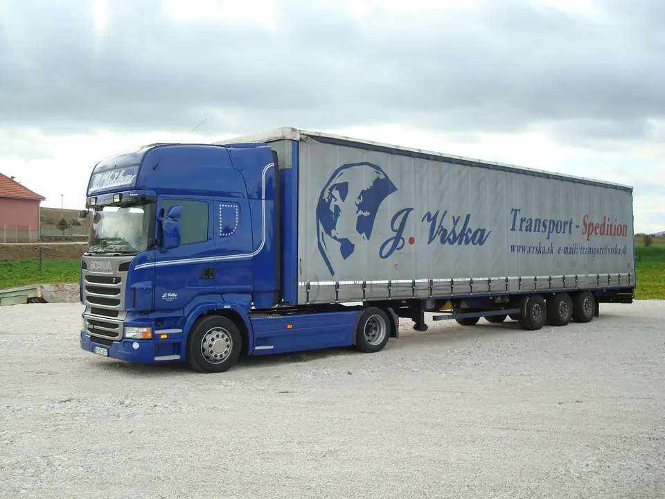Sattelzugmaschine Scania R420 mit Planenauflieger