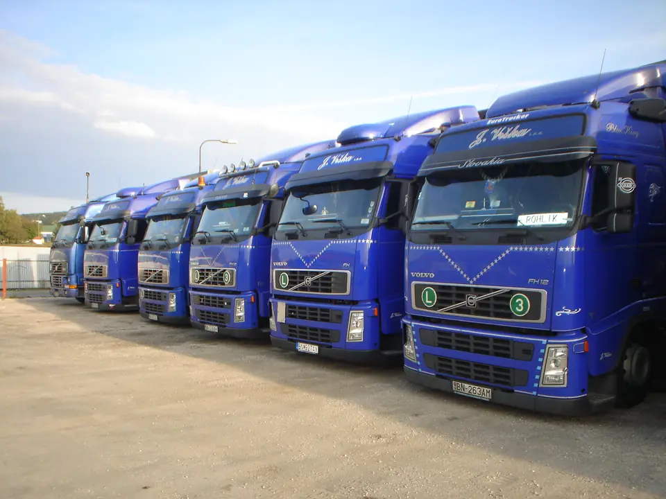 Reihe blauer Sattelzugmaschinen Volvo FH12 von J. Vrška